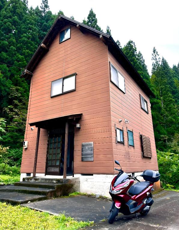 白山市にある白山麓の隠れ宿Takeoの家の前に停められたスクーター