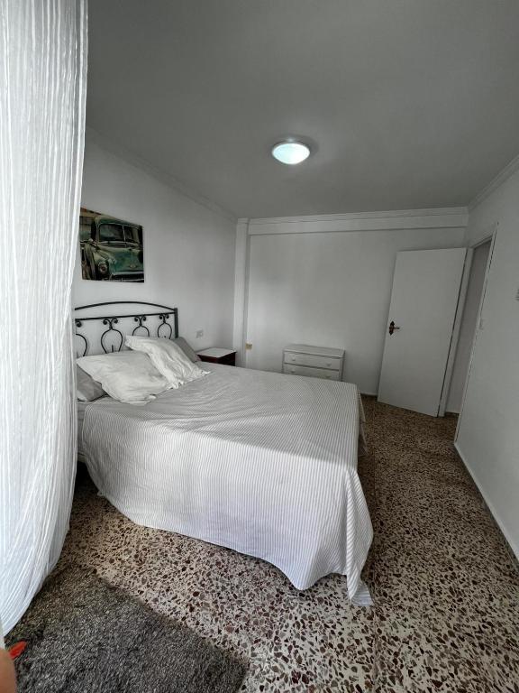 - une chambre avec un lit blanc et une couette blanche dans l'établissement Lukas holiday home, à Alicante