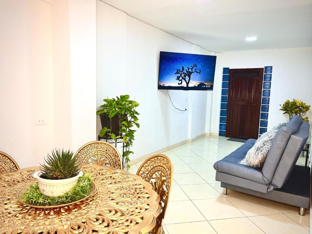 エンビガドにあるComfort Envigado 7 peopleのダイニングルーム(テーブル、椅子付)