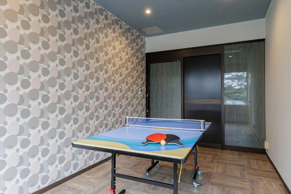 Stolní tenis v ubytování KAMENOI HOTEL Kamogawa nebo okolí