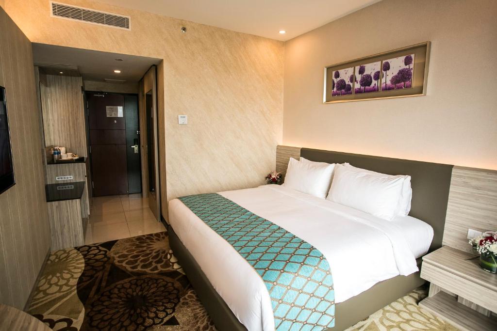 Postel nebo postele na pokoji v ubytování V8 Hotel Johor Bahru