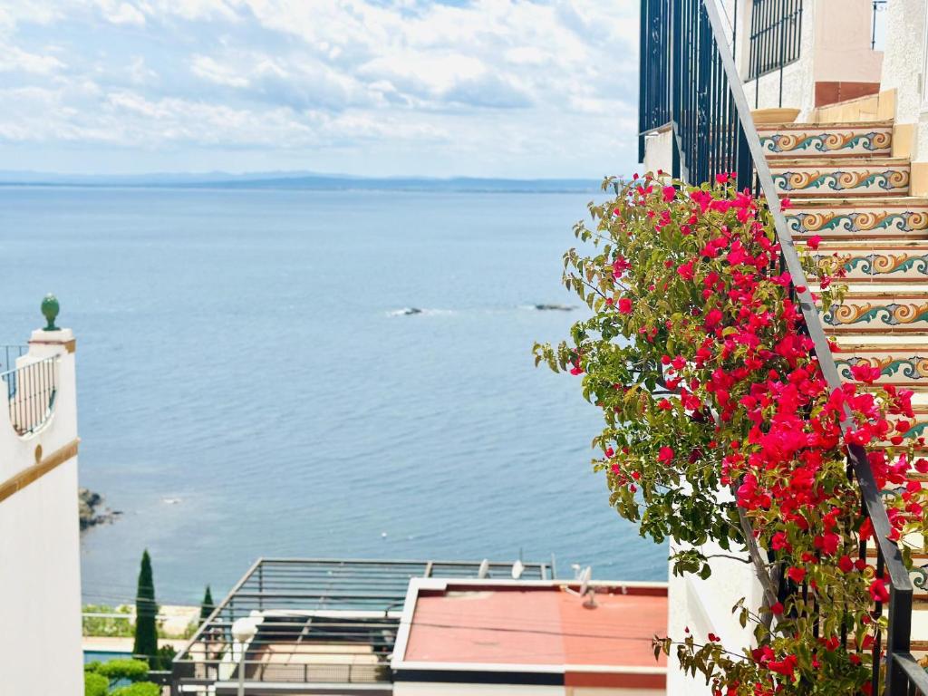 Maison ensoleillée à Roses avec piscine commune et parking