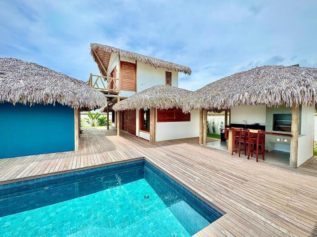 eine Villa mit Swimmingpool und ein Haus in der Unterkunft Vila Carnaúba - Piscina e luxo in Fortim