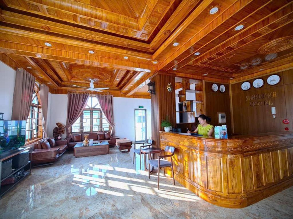 モクチャウにあるSunflower Hotel Mộc Châuの居間のバーに座る女