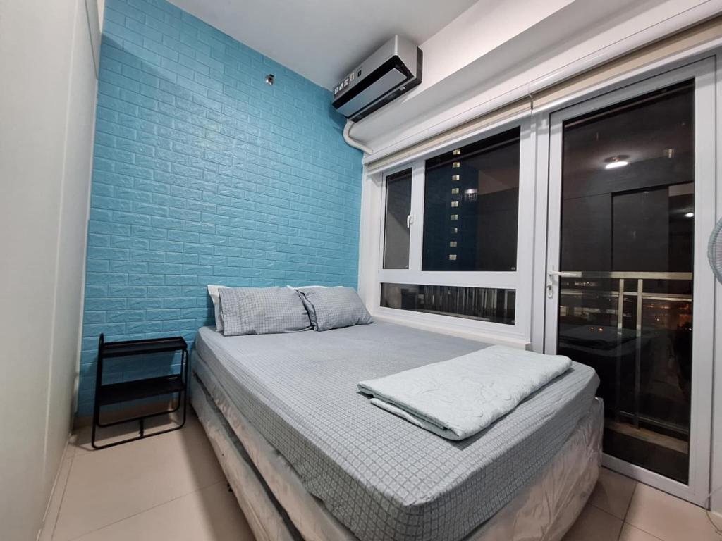 Giường trong phòng chung tại Cozy Condo with Amenities at Cool Suites
