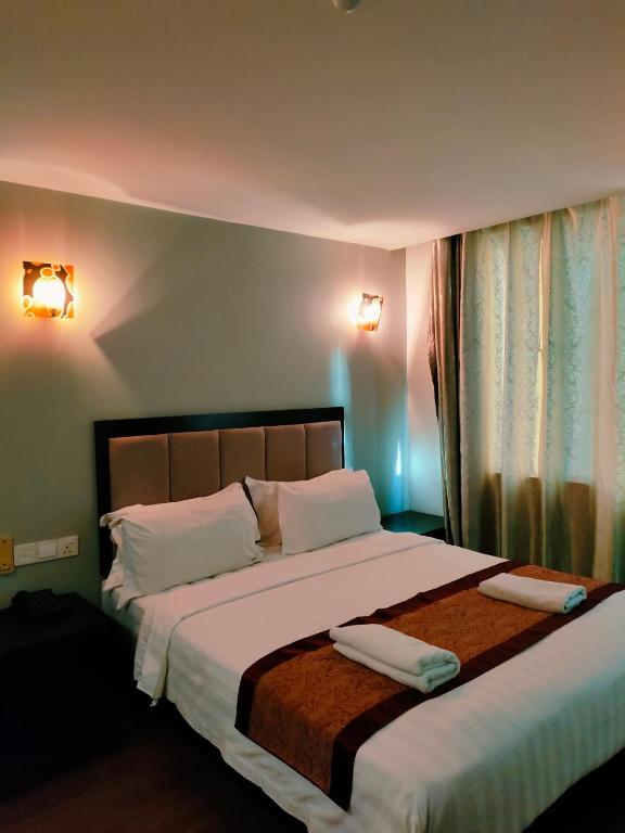 Postel nebo postele na pokoji v ubytování KK Waterfront Hotel