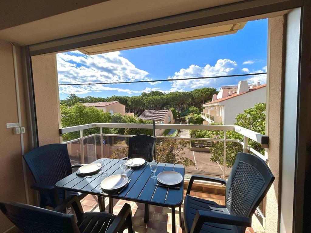 d'une table bleue et de chaises sur un balcon avec vue. dans l'établissement Studio-Cabine 4 Pers. Argelès-sur-Mer avec Piscine - FR-1-388-241, à Argelès-sur-Mer