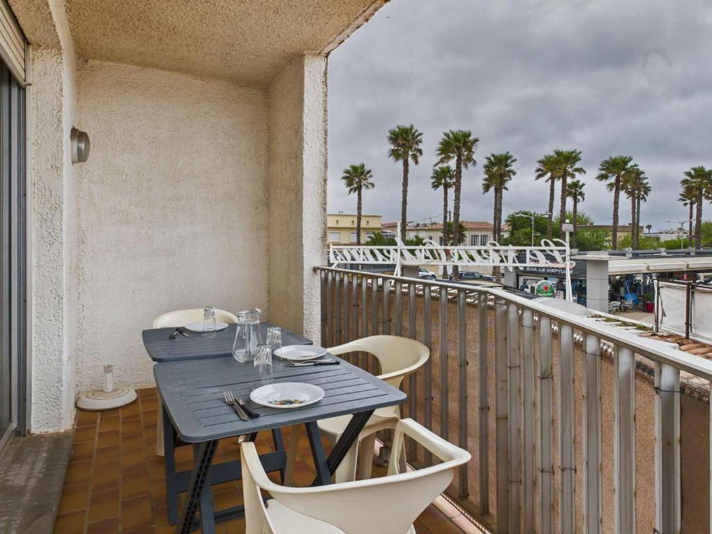 une table et des chaises sur un balcon avec vue dans l'établissement Appartement 2 pièces à Marseillan-Plage avec Parking et Climatisation - FR-1-326-853, à Marseillan
