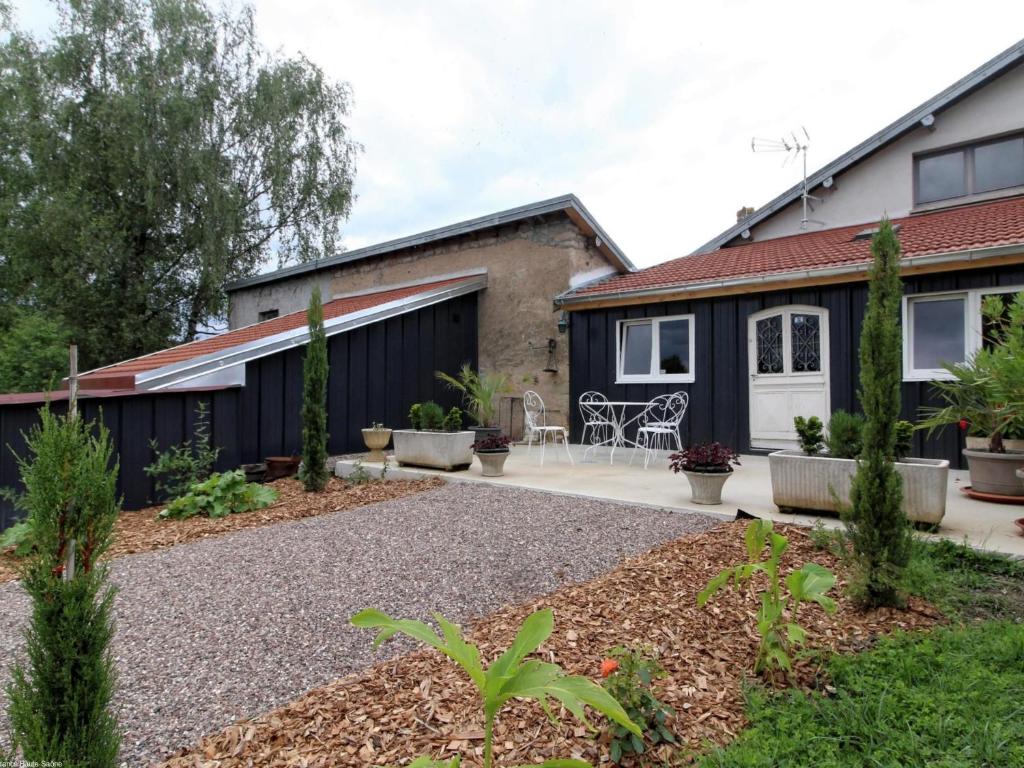 a house with a garden and a driveway at Charmant Studio avec Jardin et Terrasses, Environnement Calme et Historique - FR-1-583-383 in Mersuay