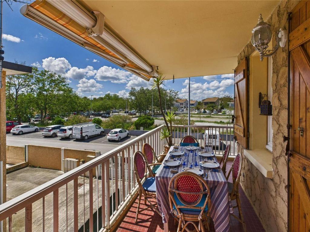 Il dispose d'un balcon avec une table et des chaises. dans l'établissement Appartement 3 pièces avec terrasse à Marseillan-Plage - FR-1-326-858, à Marseillan