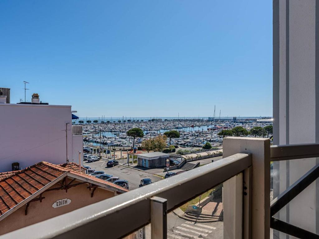 une vue d'un parking depuis un balcon dans l'établissement Arcachon : T3 Confortable à 80m Plage - Parking Inclus - FR-1-433-141, à Arcachon
