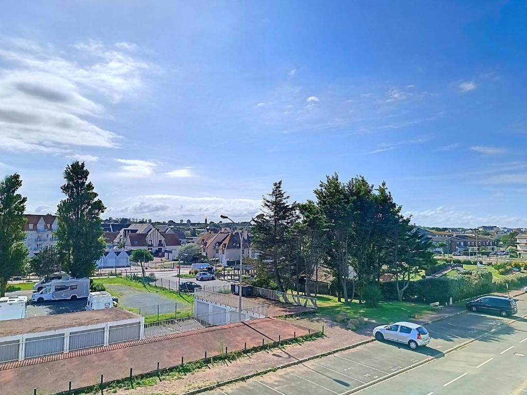 une vue aérienne sur une ville avec des voitures garées dans une rue dans l'établissement Appartement en Front de Mer avec Parking et WIFI, 4 Couchages - FR-1-746-30, à Courseulles-sur-Mer