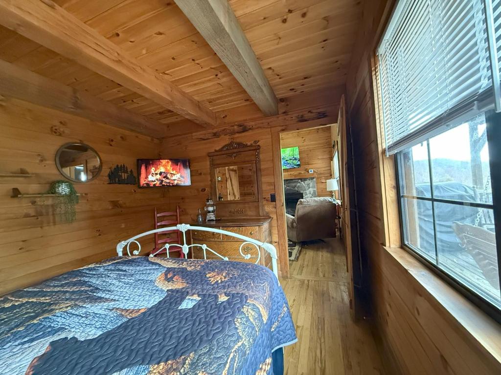 Postel nebo postele na pokoji v ubytování Cozy Bear Cabin-Stunning Mountain View, Dogs welcome with Pet Rate
