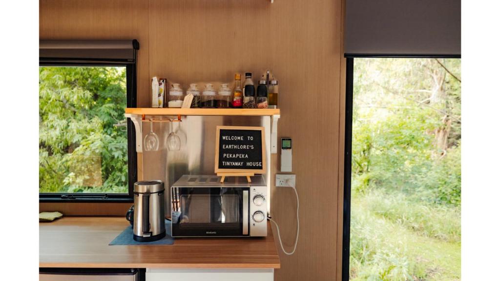 Příslušenství pro přípravu čaje a kávy v ubytování Pekapeka Tiny House by Tiny Away