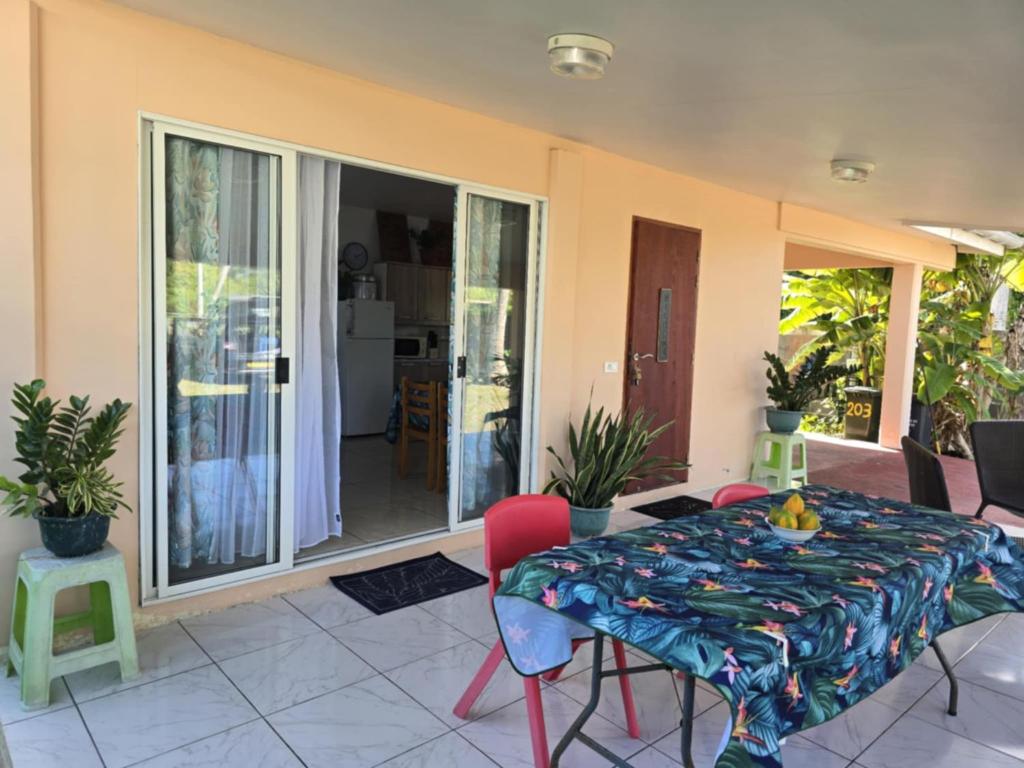 een eetkamer met een tafel en stoelen bij Te Anuanua Lodge in Avatoru