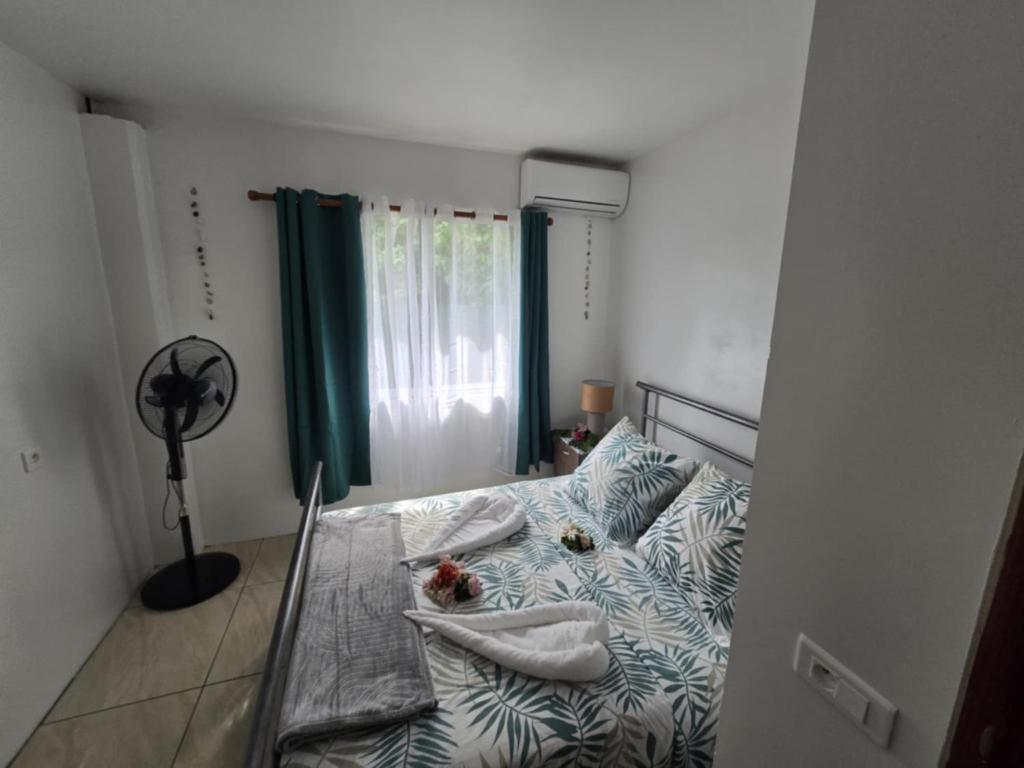 Een bed of bedden in een kamer bij Te Anuanua Lodge