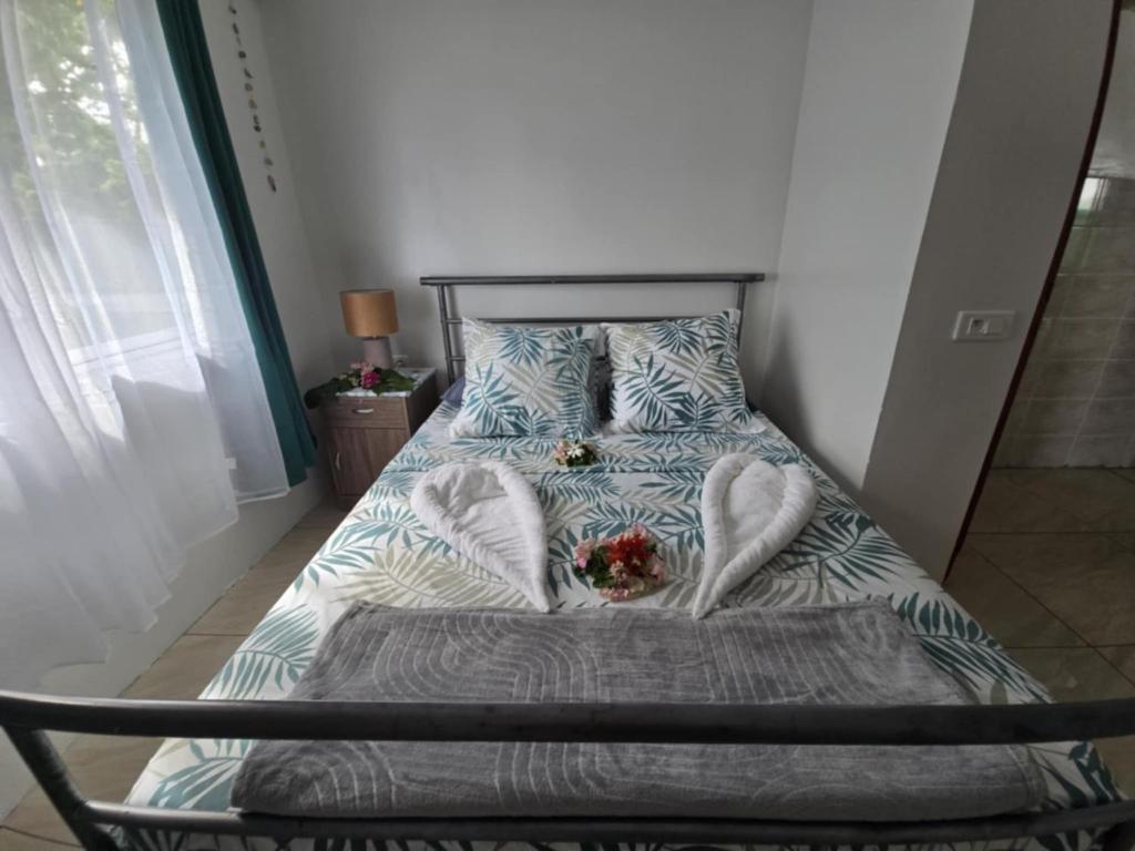Een bed of bedden in een kamer bij Te Anuanua Lodge