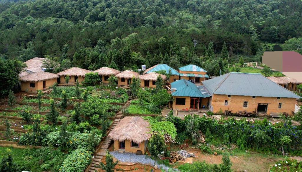 - une vue aérienne sur un village avec des cabanes dans l'établissement Homestay Khám Phá Y Tý - Only accept Vietnamese customers, à Lao Chải