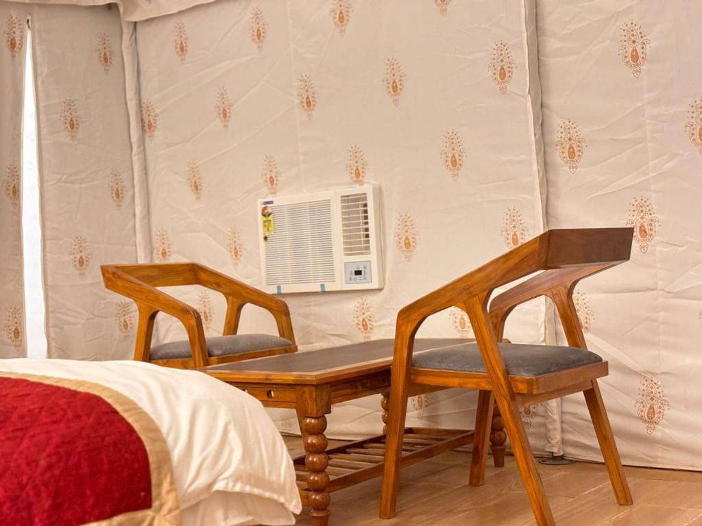Postel nebo postele na pokoji v ubytování Jaisalmer Villa Resort Camp