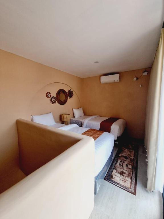 Rúm í herbergi á Scala Villas With Private Pool Yogyakarta