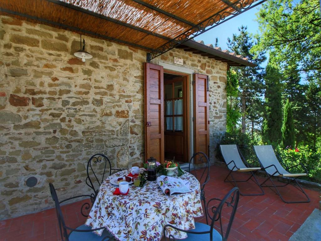 Fotografia z galérie ubytovania Detached villa for 6-pers with outdoor swimming pool v destinácii Loro Ciuffenna