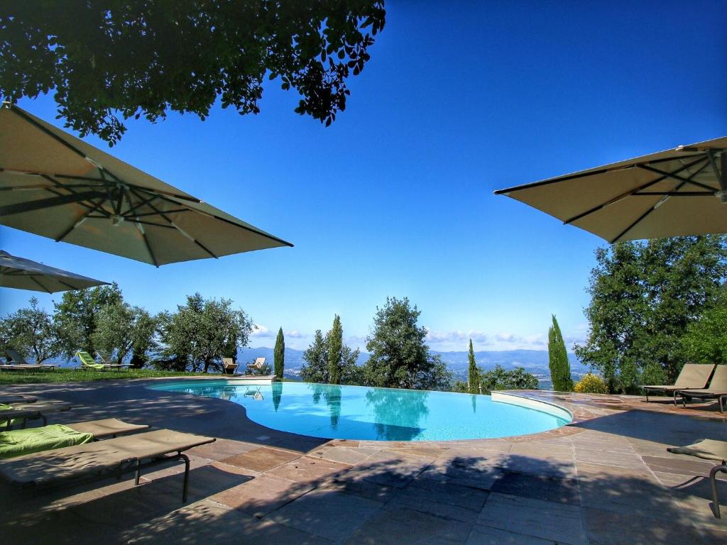 Bazén v ubytovaní Detached villa for 6-pers with outdoor swimming pool alebo v jeho blízkosti