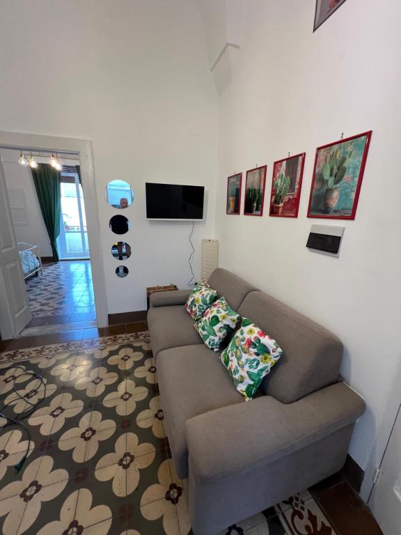 un soggiorno con divano e TV a schermo piatto di Domus Olea & Opuntia Salento a Galatone