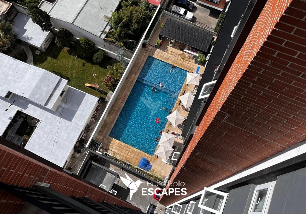 Bazén v ubytování Luxury 2-3BR Apartments - King Bed, Pool, Gym & Free Parking nebo v jeho okolí