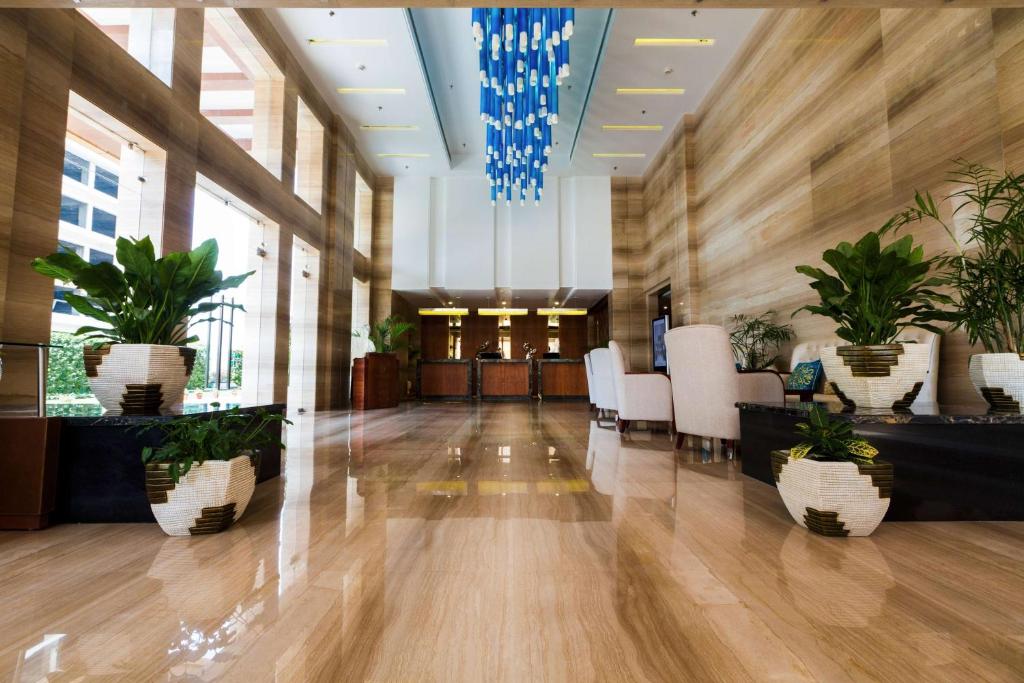 Vstupní hala nebo recepce v ubytování Ramada by Wyndham Ghaziabad Vasundhara