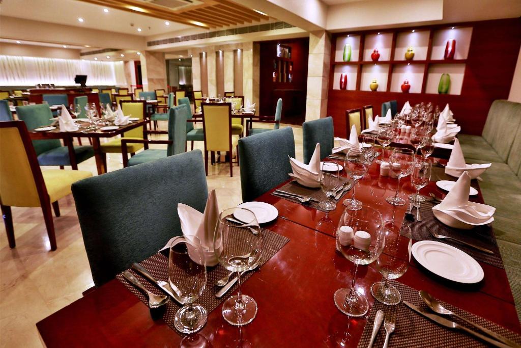 Restaurace v ubytování Ramada by Wyndham Ghaziabad Vasundhara