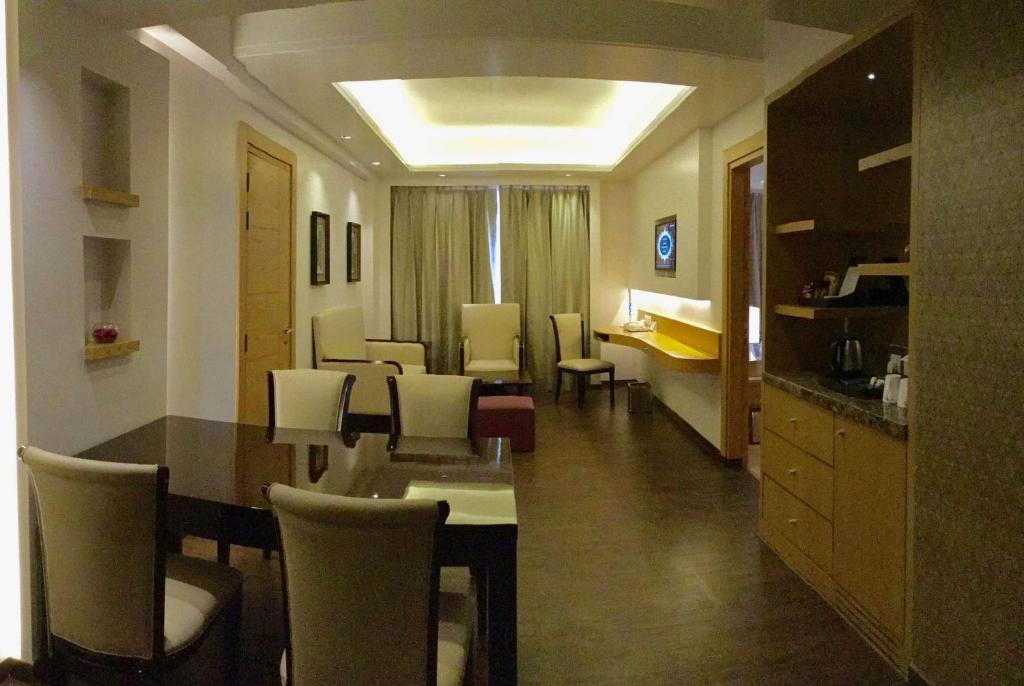 Posezení v ubytování Ramada by Wyndham Ghaziabad Vasundhara