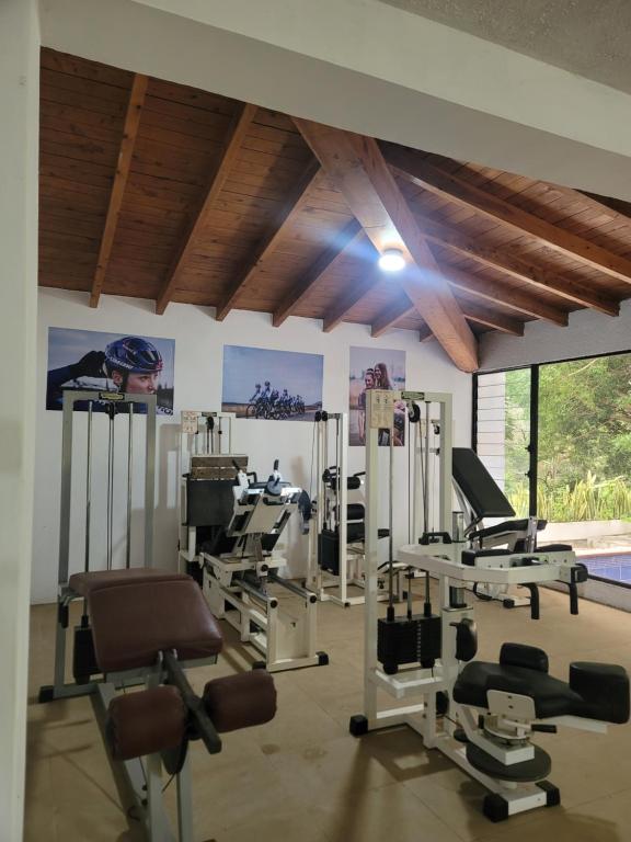 una palestra con tapis roulant e macchine in una stanza di Grand Saint Bernard Juayúa a Juayúa