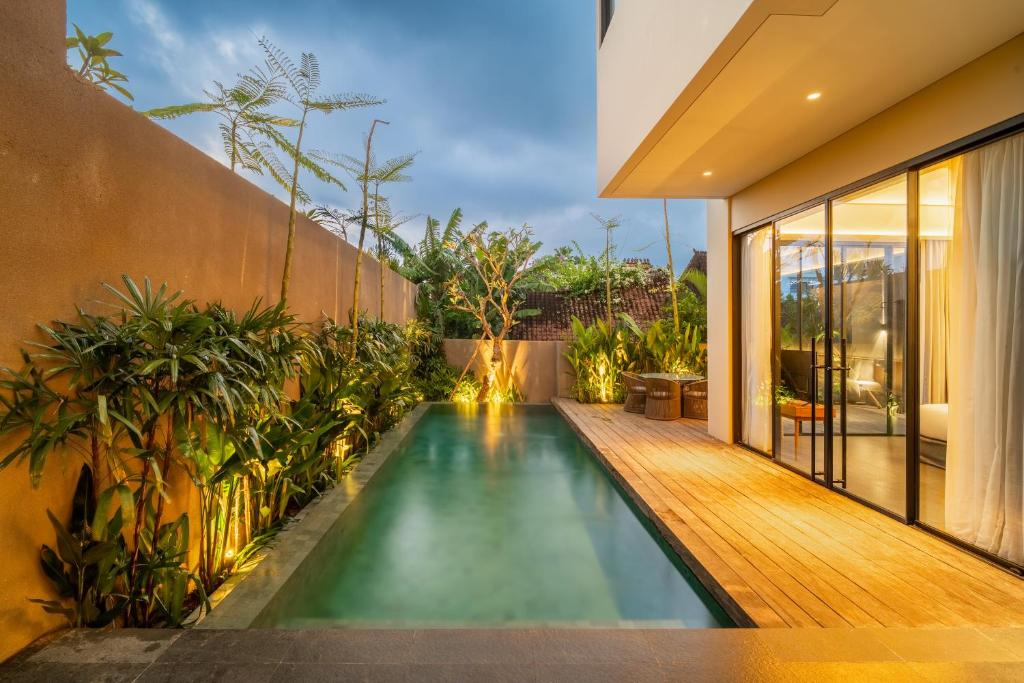une piscine intérieure dans l'arrière-cour d'une maison dans l'établissement The Line Villas Canggu, à Canggu