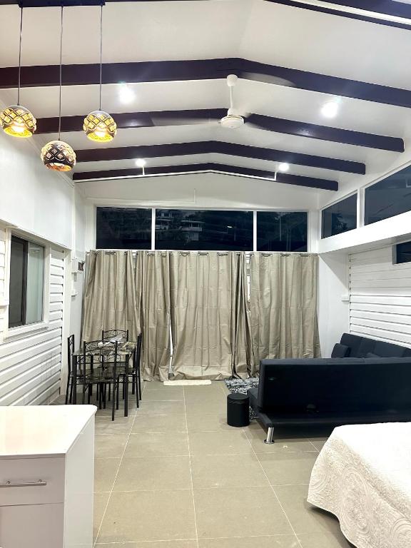 Posezení v ubytování Furnished Modern Unit Great Location Labasa Jumanzuls Abode