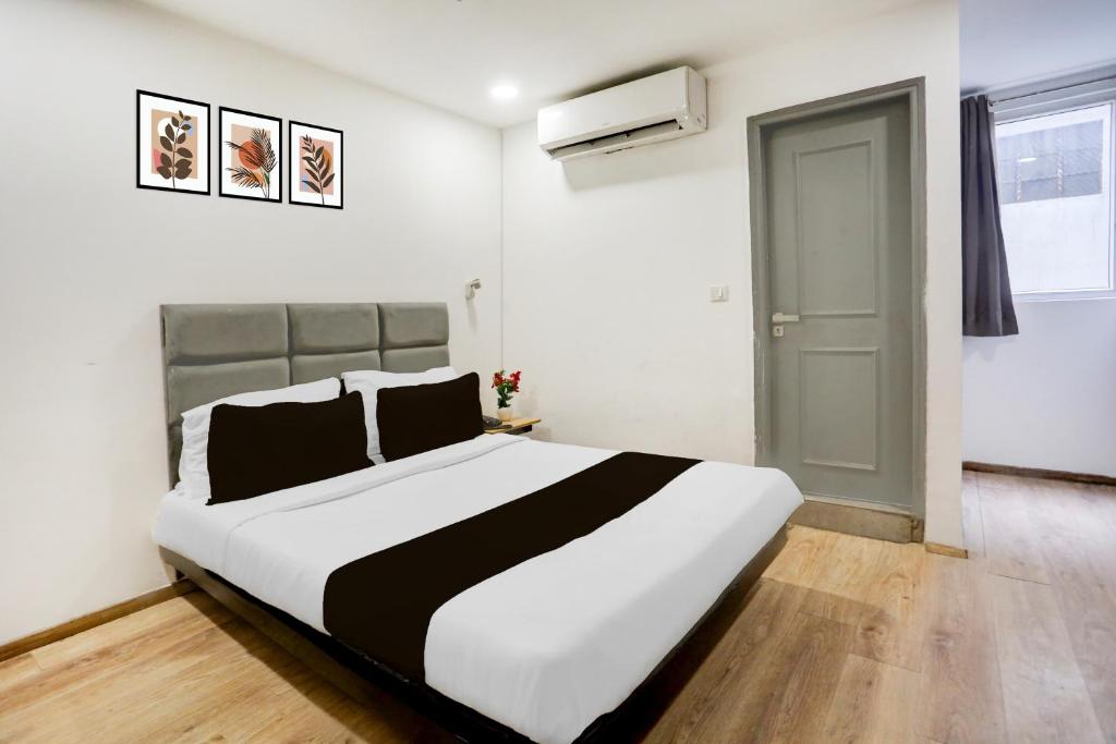 Postel nebo postele na pokoji v ubytování Super Townhouse Shahdara Near Yamuna Sports Complex Formerly Hotel Ipotel