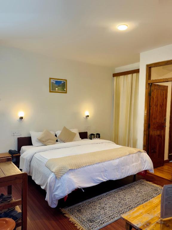 Postel nebo postele na pokoji v ubytování Tourist Hotel 10 minutes walking distance from the mall