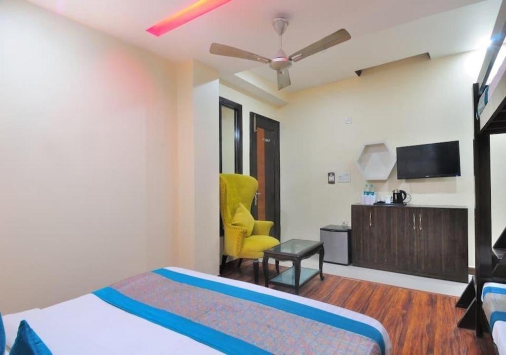 TV a/nebo společenská místnost v ubytování Hotel Aeron Paharganj