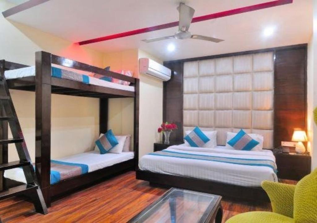 Postel nebo postele na pokoji v ubytování Hotel Aeron Paharganj