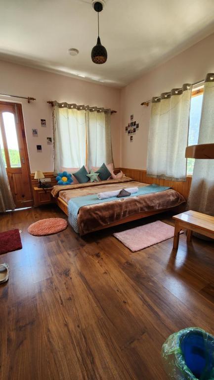 Postel nebo postele na pokoji v ubytování Flugafen B&B- A Peaceful home in Apple Orchards
