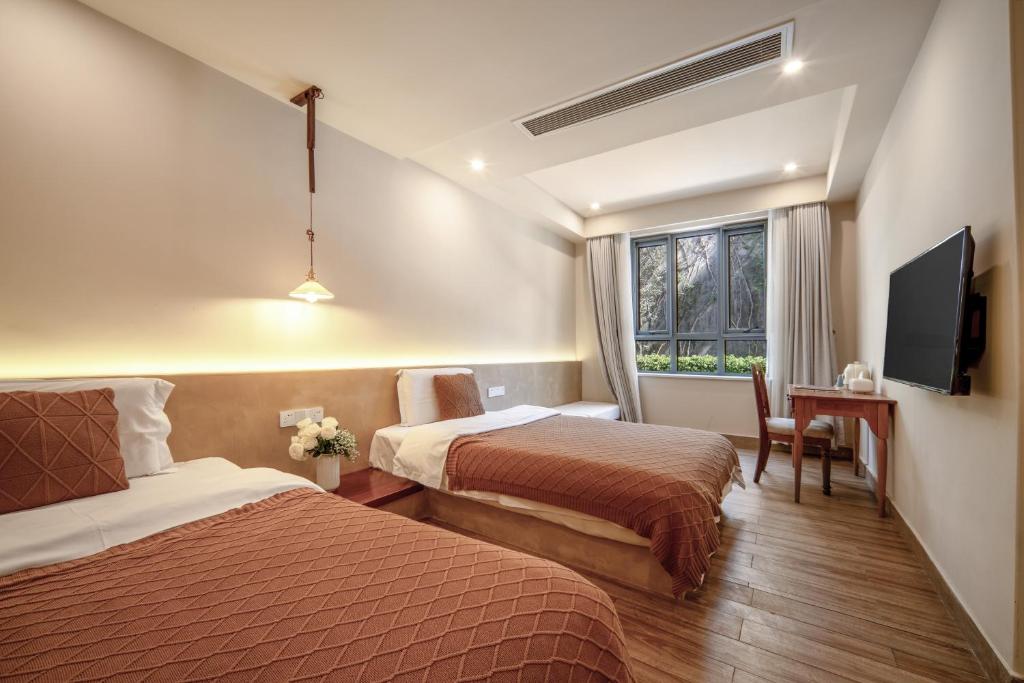 Postel nebo postele na pokoji v ubytování Hangzhou West Lake Youshan Villa
