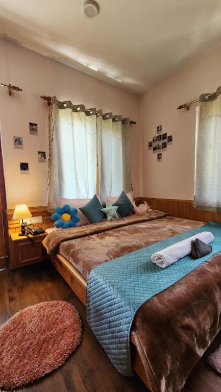 Postel nebo postele na pokoji v ubytování Flugafen B&B- A Peaceful home in Apple Orchards