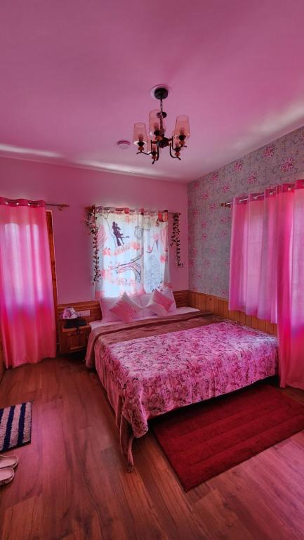 Postel nebo postele na pokoji v ubytování Flugafen B&B- A Peaceful home in Apple Orchards