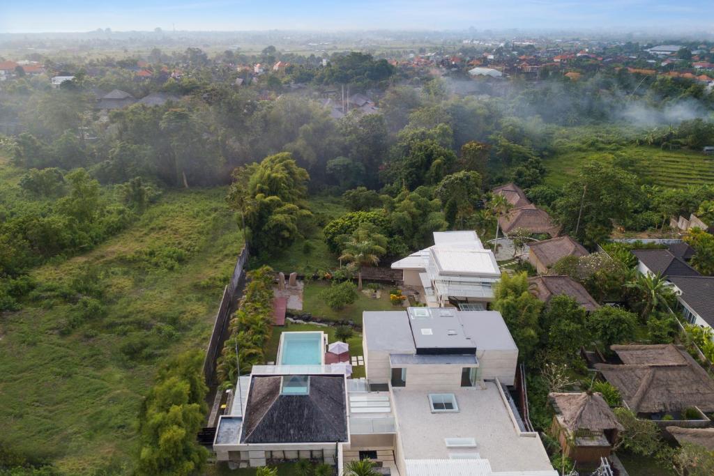 een luchtfoto van een huis bij Nara Villa Canggu by Ini Vie Hospitality in Canggu