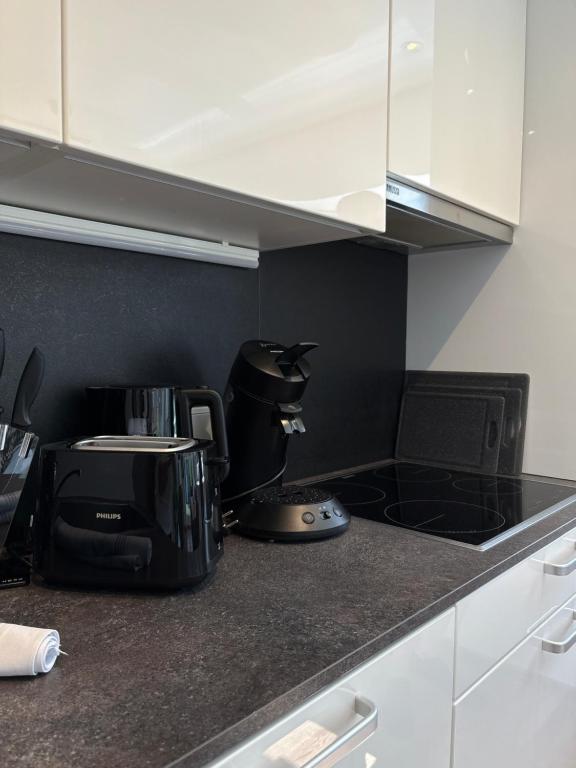 ドルンビルンにあるCozy Dornbirn Apartmentのキッチン(コーヒーメーカー、トースター付)