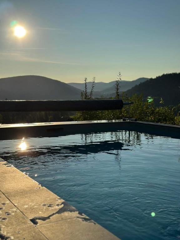 une piscine avec vue sur les montagnes dans l'établissement Chalet Villa Piscine vue panoramique sur Gérardmer et le Hohneck, à Le Tholy