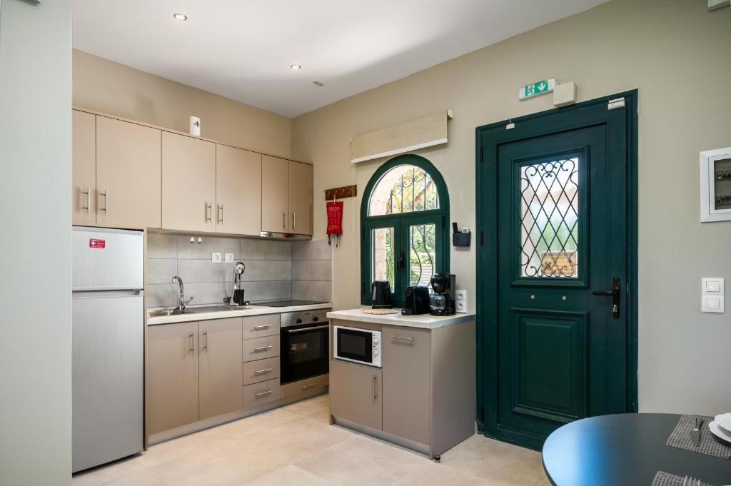 A kitchen or kitchenette at Liostasi