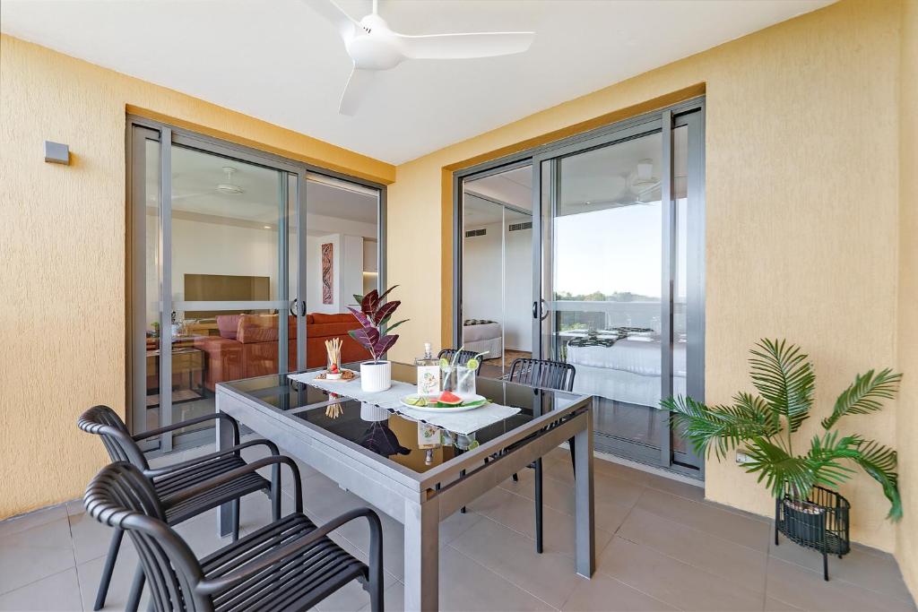 Φωτογραφία από το άλμπουμ του Marina Outlook - Scenic Waterfront Living with Pool στο Ντάργουιν