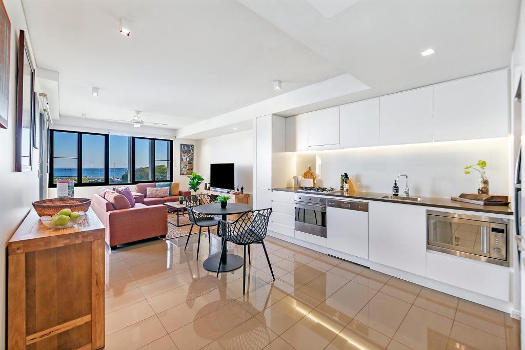 Η κουζίνα ή μικρή κουζίνα στο Marina Outlook - Scenic Waterfront Living with Pool