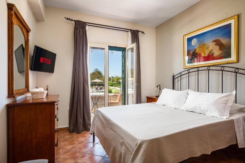 A bed or beds in a room at Liostasi