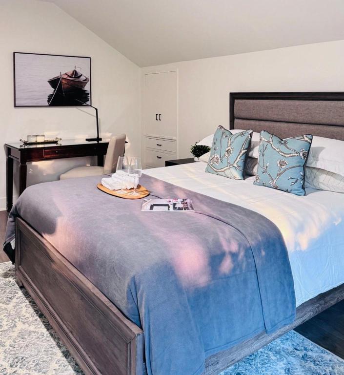 Un pat sau paturi într-o cameră la Charming Queen Bedroom with Bathroom Vancouver West